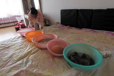 哈巴河楼上漏水，住户失联，小区没物管，业主维权难！律师来支招……